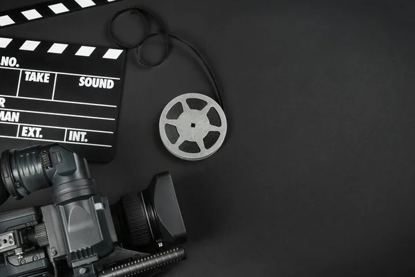 Modern Videokamera Film Clapper Och Rulle Svart Bakgrund Platt Låg — Stockfoto