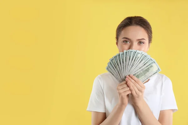 Ung Kvinna Med Pengar Gul Bakgrund Plats För Text — Stockfoto