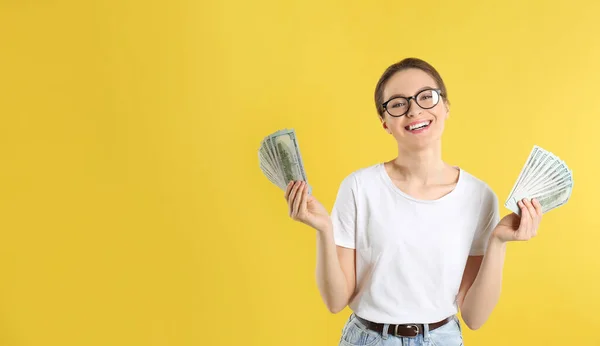 Mujer Joven Con Dinero Sobre Fondo Amarillo — Foto de Stock