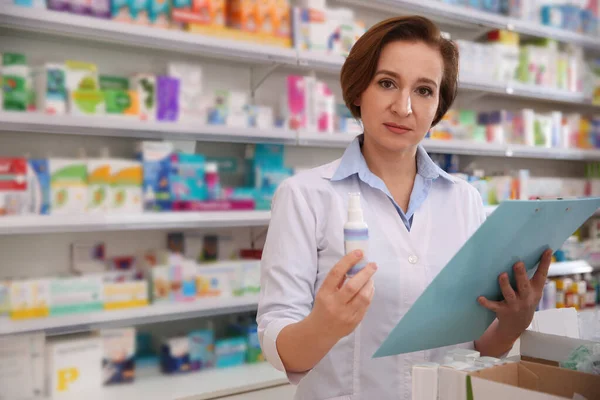 Berufsapotheker Mit Klemmbrett Und Medikamenten Der Drogerie — Stockfoto