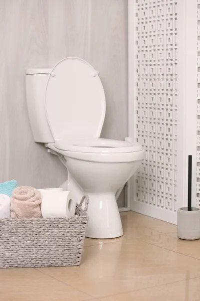 Branco Vaso Sanitário Perto Tela Dobrável Banheiro — Fotografia de Stock