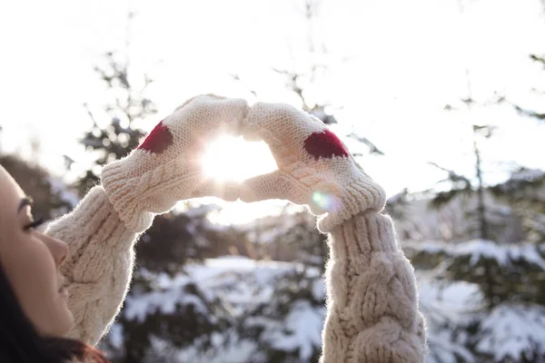 Νεαρή Γυναίκα Κάνει Καρδιά Χέρια Έξω Κοντινό Πλάνο Χειμερινές Διακοπές — Φωτογραφία Αρχείου