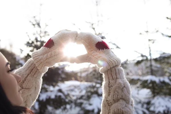 Ung Kvinna Som Gör Hjärta Med Händerna Utomhus Närbild Vintersemester — Stockfoto