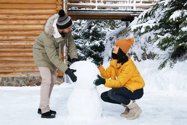 Casal Feliz Fazendo Boneco Neve Juntos Livre Férias Inverno — Fotografia de Stock