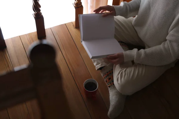 Donna Con Tazza Caffè Libro Lettura Casa Primo Piano — Foto Stock