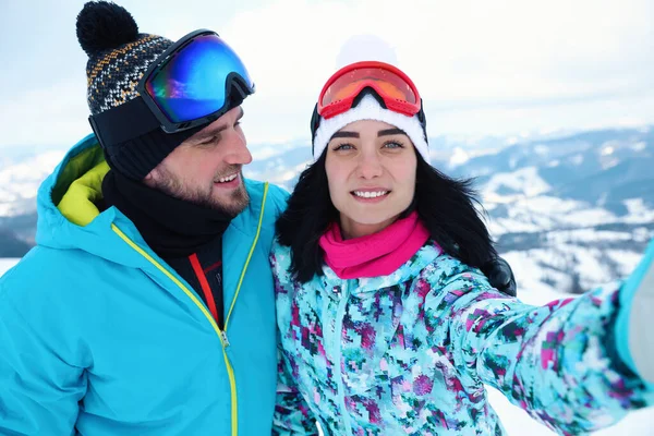 Young Couple Taking Selfie Mountain Resort Winter Vacation — Stock Photo, Image