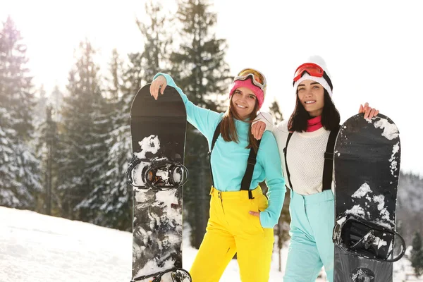 Молодые Сноубордисты Зимней Спортивной Одежде Открытом Воздухе — стоковое фото