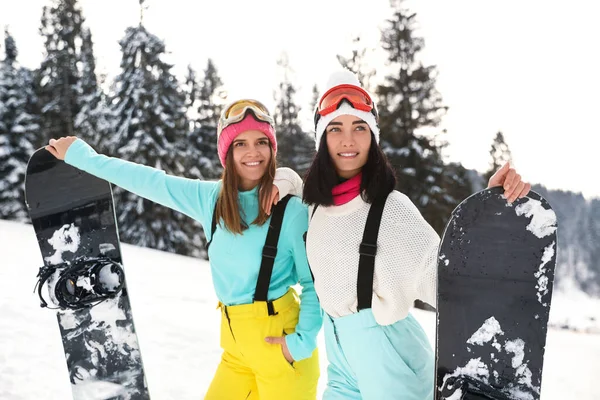 Jóvenes Snowboarders Con Ropa Deportiva Invierno Aire Libre —  Fotos de Stock