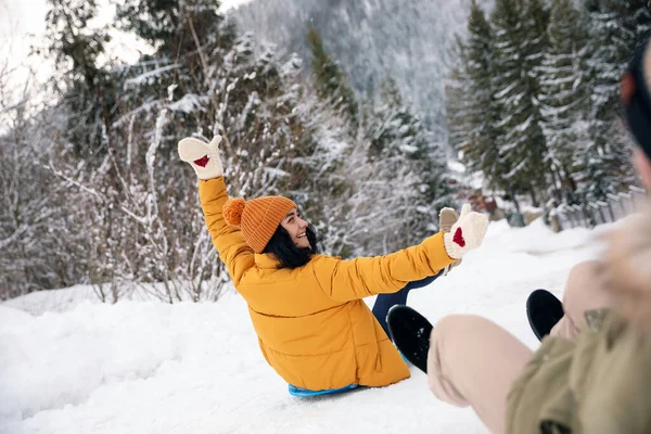 Ζευγάρι Διασκεδάζει Και Κάνει Έλκηθρο Στο Χιόνι Χειμερινές Διακοπές — Φωτογραφία Αρχείου