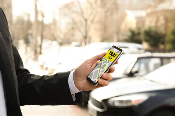 Businessman Ordering Taxi Smartphone City Street Closeup — Stock Photo, Image
