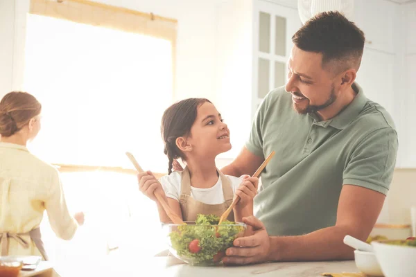 Salade Cuisine Familiale Heureuse Ensemble Dans Cuisine — Photo