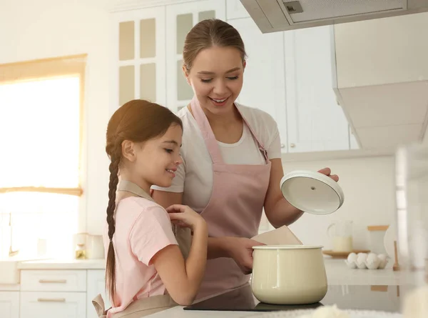 Moeder Dochter Koken Samen Keuken Thuis — Stockfoto