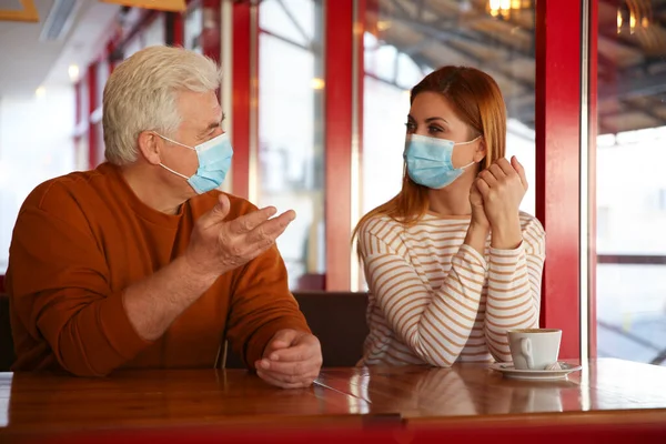 Люди Медицинских Масках Кафе Защита Вирусов — стоковое фото
