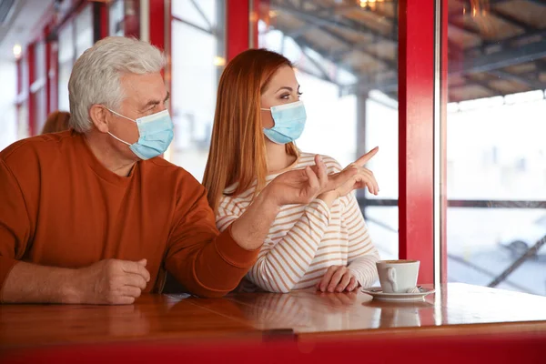 Personas Con Máscaras Médicas Cafetería Protección Contra Virus — Foto de Stock