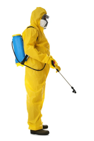 Beyaz Arka Planda Böcek Ilacı Spreyli Koruyucu Elbise Giyen Bir — Stok fotoğraf