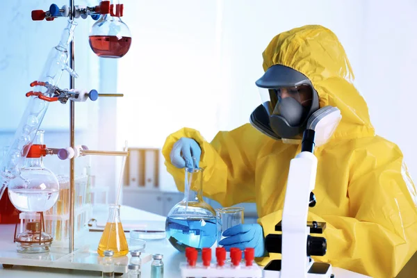 Científico Traje Protección Química Trabajando Laboratorio Investigación Del Virus — Foto de Stock