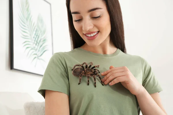 Mujer Con Tarántula Rayas Casa Mascota Exótica — Foto de Stock