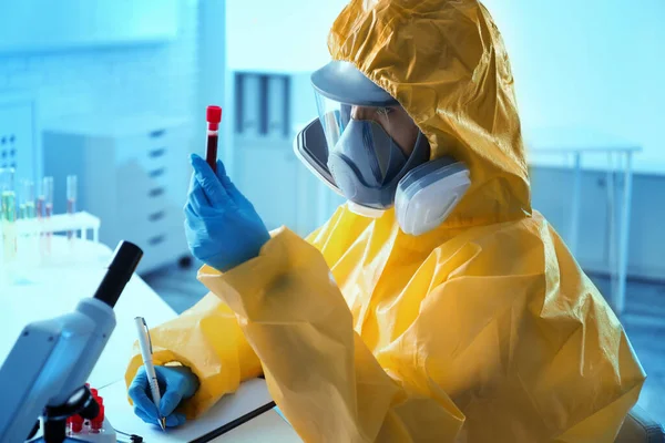 Vegyi Védőöltözetben Dolgozó Tudós Vérmintákkal Dolgozik Laborban Víruskutatás — Stock Fotó