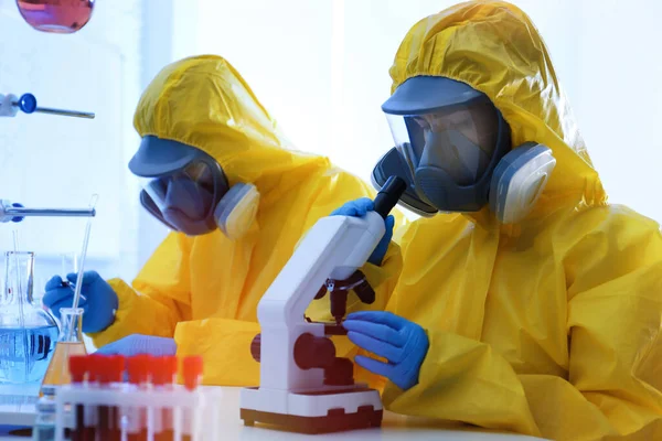 Científicos Trajes Protección Química Trabajando Laboratorio Investigación Del Virus — Foto de Stock