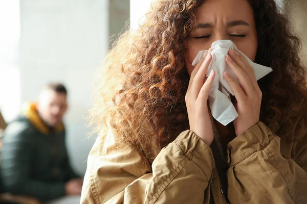 Wanita Muda Afrika Amerika Bersin Dalam Ruangan Virus Influenza — Stok Foto