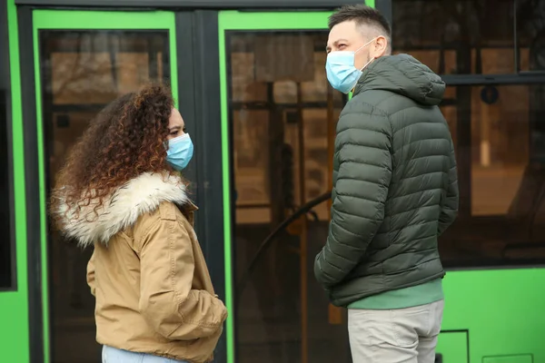 Personas Con Máscaras Desechables Cerca Autobús Aire Libre Protección Contra —  Fotos de Stock