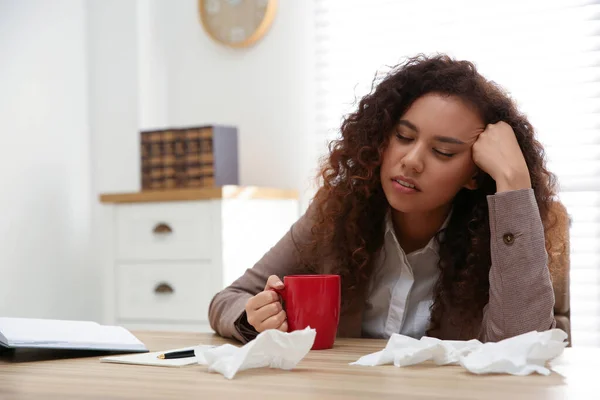 Wanita Afrika Amerika Yang Sakit Tempat Kerja Virus Influenza — Stok Foto