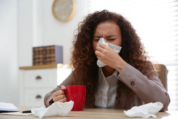 Wanita Afrika Amerika Yang Sakit Tempat Kerja Virus Influenza — Stok Foto