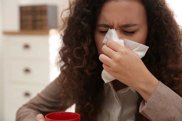 Mujer Afro Americana Enferma Trabajo Virus Gripe — Foto de Stock