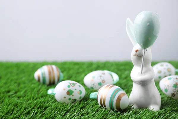 复活节兔子形象和绿色草地上的蛋 案文的篇幅 — 图库照片