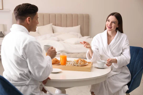 Casal Feliz Roupões Banho Tomando Café Manhã Casa — Fotografia de Stock