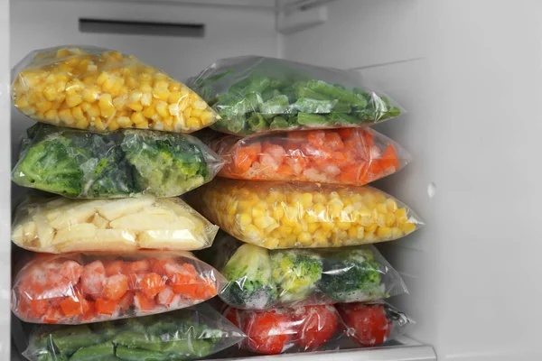 Bolsas Plástico Con Diferentes Verduras Congeladas Nevera — Foto de Stock