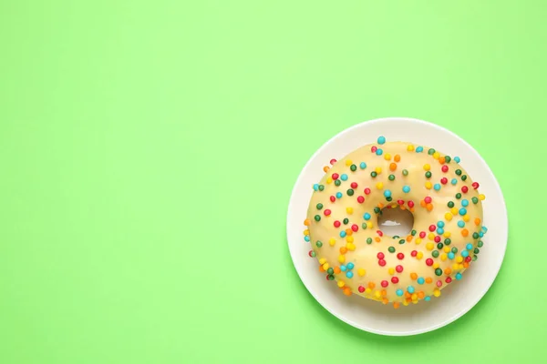 Delicious Glazed Donut Green Background Top View Space Text — Stockfoto