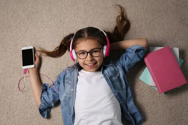 Schattig Meisje Luisteren Naar Audioboek Vloer Bovenaanzicht — Stockfoto