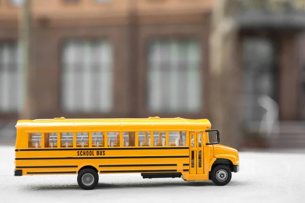 Żółty Autobus Szkolny Zabawki Zewnątrz Miejsce Tekst Transport Dla Studentów — Zdjęcie stockowe