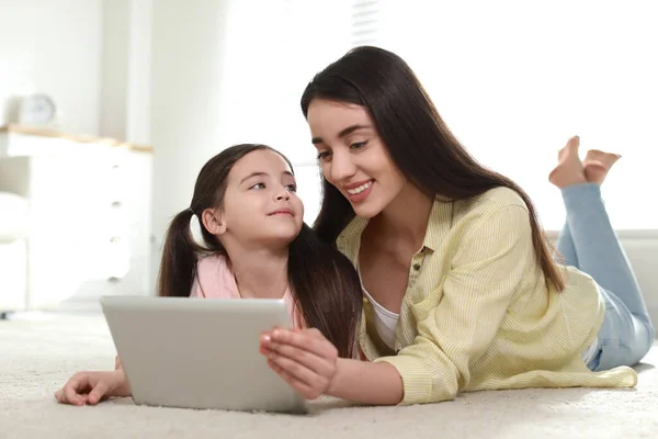 Madre Hija Leyendo Libro Electrónico Juntas Casa — Foto de Stock