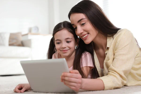 Madre Figlia Leggono Book Insieme Casa — Foto Stock