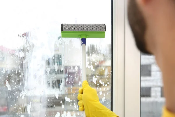 Conserje Joven Profesional Ventana Limpieza Uniforme Interiores Primer Plano — Foto de Stock