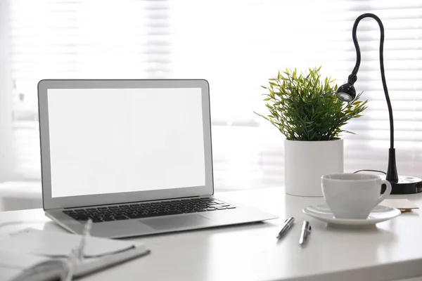 Ordenador Portátil Moderno Mesa Oficina Lugar Trabajo Con Estilo —  Fotos de Stock