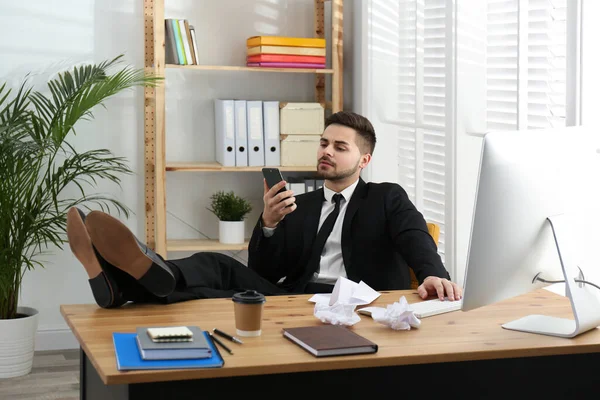 Empleado Perezoso Usando Teléfono Inteligente Mientras Descansa Mesa Oficina —  Fotos de Stock