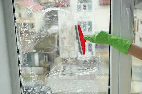 Femme Nettoyage Fenêtre Avec Raclette Intérieur Gros Plan — Photo