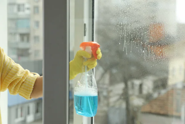 Woman Cleaning Window Home Closeup View — Stock Photo, Image