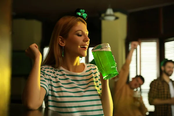 Una Joven Bebiendo Cerveza Verde Pub Celebración Del Día San —  Fotos de Stock