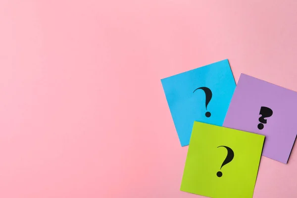 Paper Cards Question Marks Pink Background Flat Lay Space Text — Stock Photo, Image