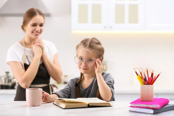 Feliz Madre Viendo Hija Haciendo Los Deberes Cocina — Foto de Stock