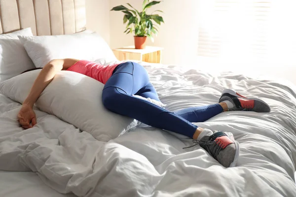 Mujer Joven Perezosa Durmiendo Cama Lugar Entrenamiento Matutino —  Fotos de Stock