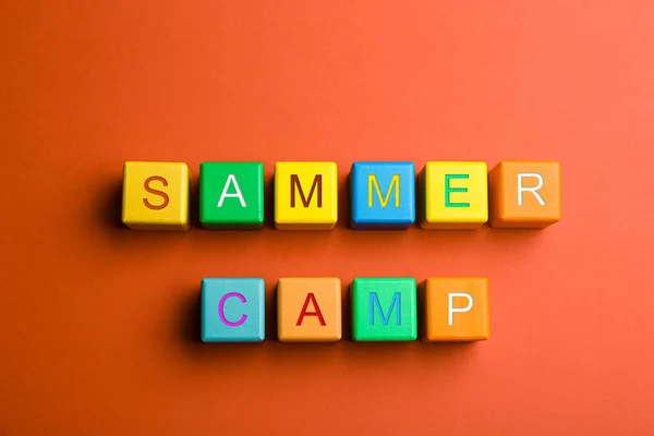 Bunte Holzwürfel Mit Phrase Summer Camp Auf Rotem Hintergrund Flache — Stockfoto