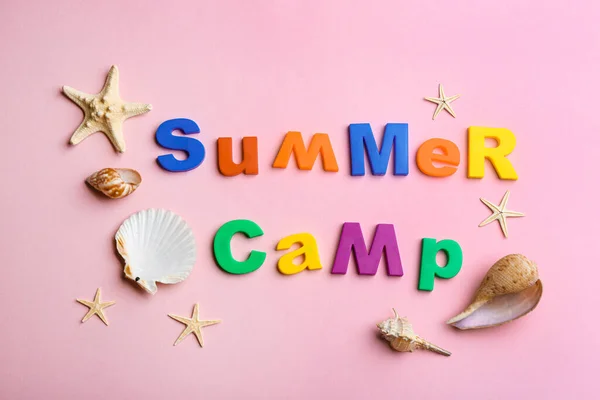 Flache Lagekomposition Mit Phrase Summer Camp Aus Magnetbuchstaben Auf Rosa — Stockfoto