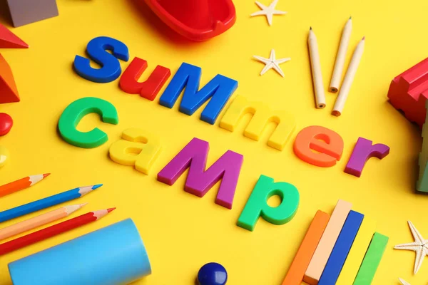 Komposition Mit Phrase Summer Camp Aus Magnetbuchstaben Auf Gelbem Hintergrund — Stockfoto