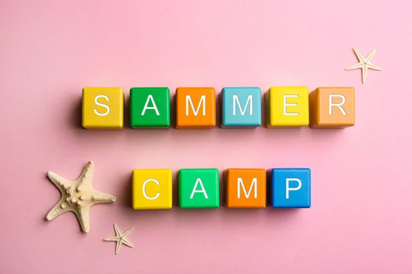 Bunte Holzwürfel Mit Der Aufschrift Summer Camp Auf Rosa Hintergrund — Stockfoto