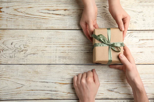 Figlia Dando Regalo Suo Padre Tavolo Legno Bianco Vista Dall — Foto Stock